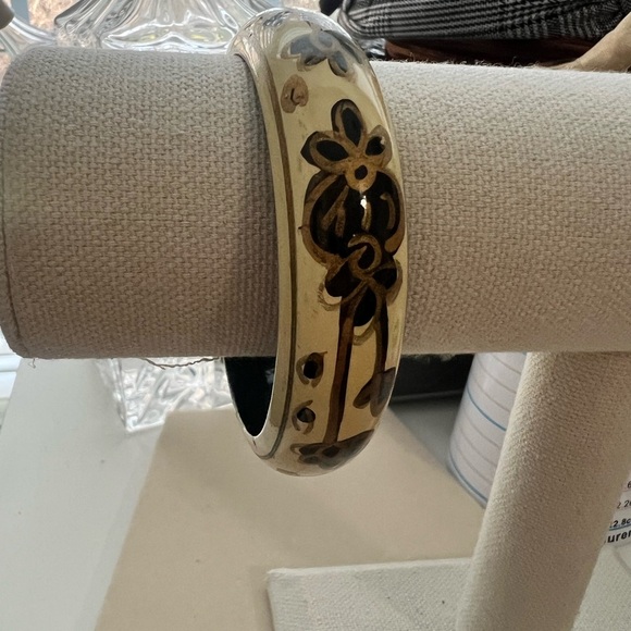 Vintage Wooden Floral Cream and Black Bangle Bracelet - Picture 3 of 4